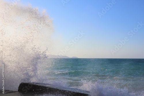 夕方の海と水しぶき