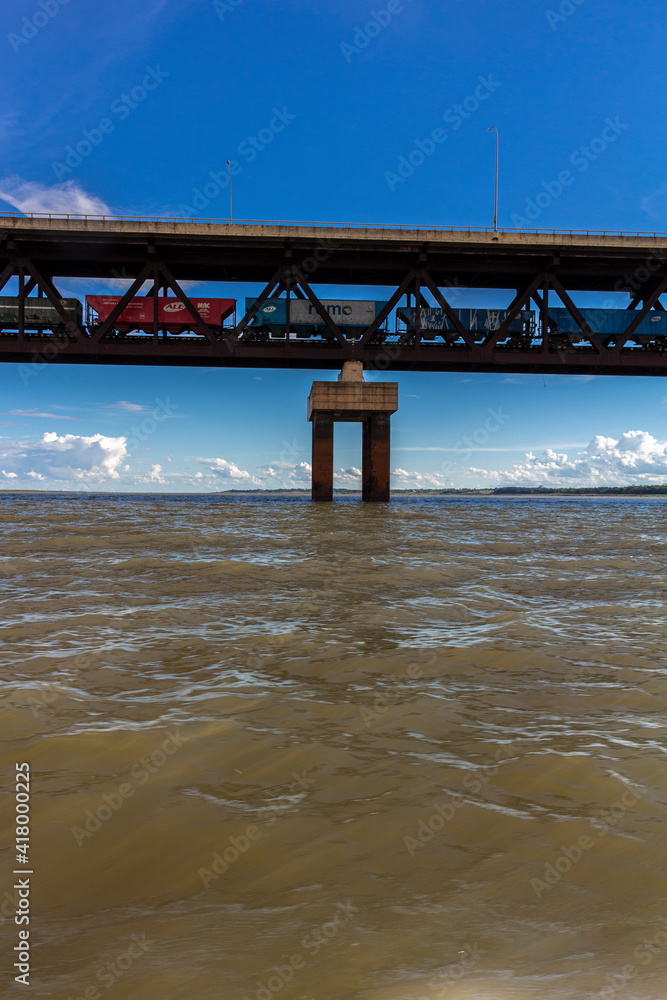 View of the railroad Bridge, is a mixed bridge that serves to cross trucks and railway trains. It connects the Brazilian states of Mato Grosso do Sul and São Paulo, crossing the Parana River.