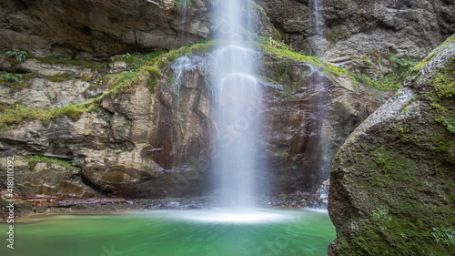 Wasserfall mit gr  nem Wasser  Langzeitbelichtung