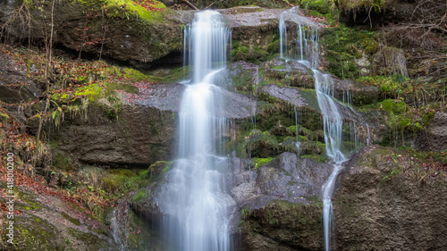 Wasserfall auf bemoostem Fels  Langzeitbelichtung