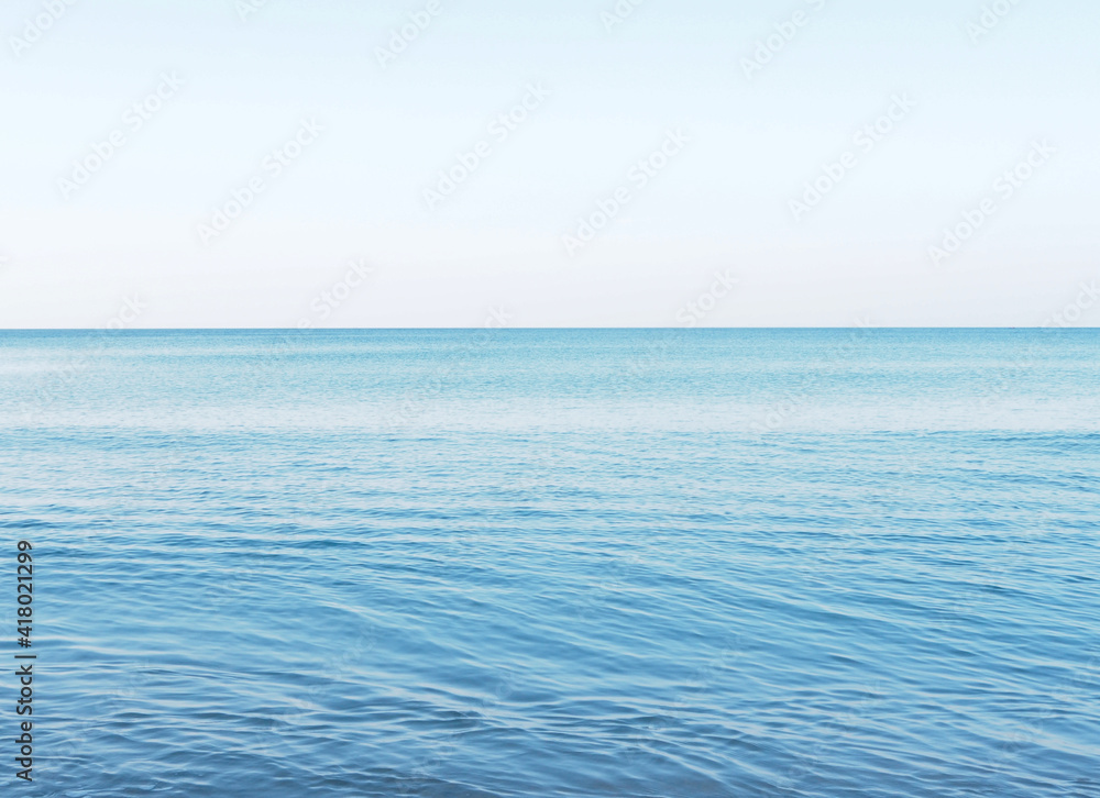 Obraz premium Blue ocean and blue sky background