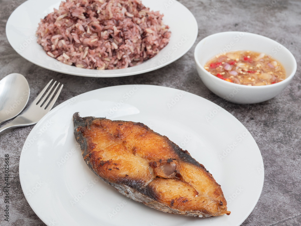 Foto de Deep fried IndoPacific king mackerels with rice and spice fish