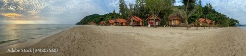 photo panoramique plage Thaïlande Koh chang avec bungalow et sable fin 