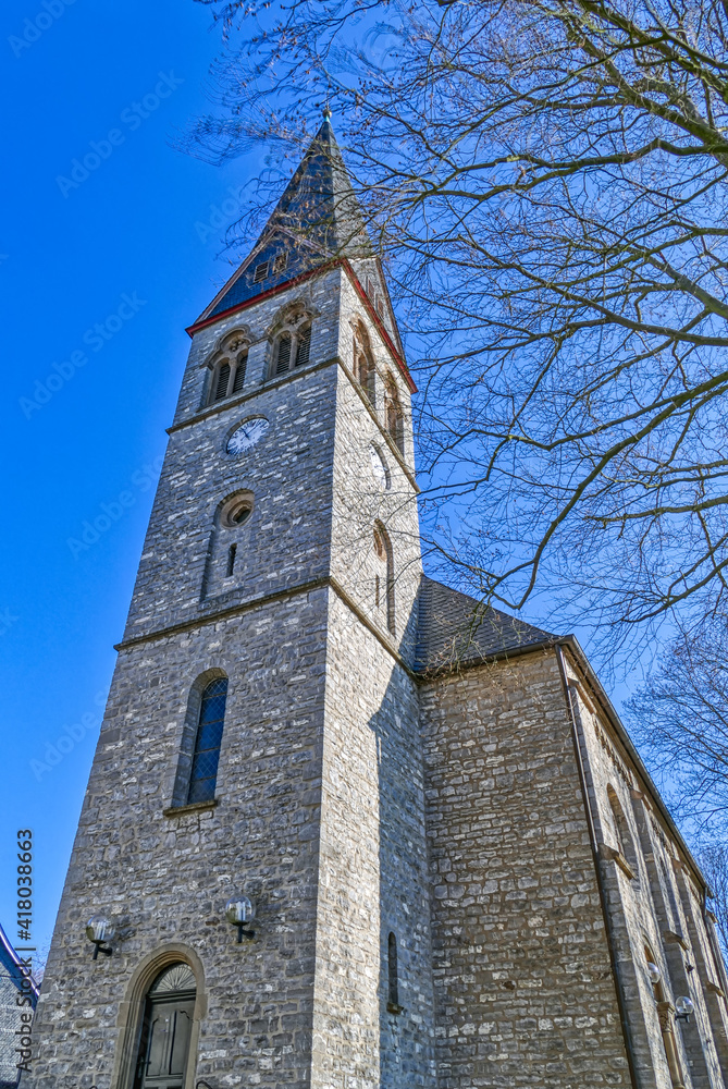 Fototapeta premium Alte Kirche in Gruiten Dorf