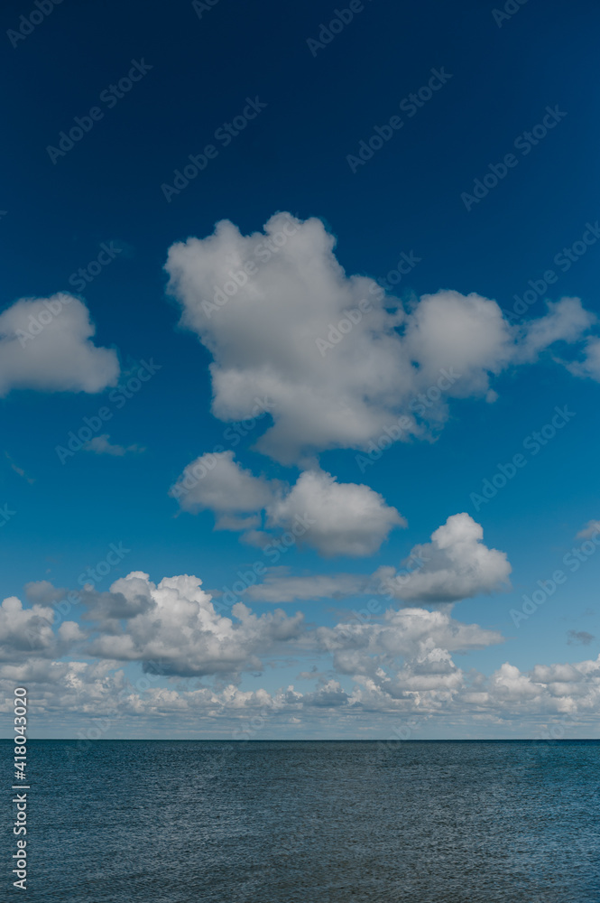 blauer Himmel mit Wolken über der schönen Nordseeinsel Sylt blauer Himmel mit Wolken über der schönen Nordseeinsel Sylt