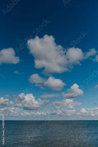blauer Himmel mit Wolken   ber der sch  nen Nordseeinsel Sylt