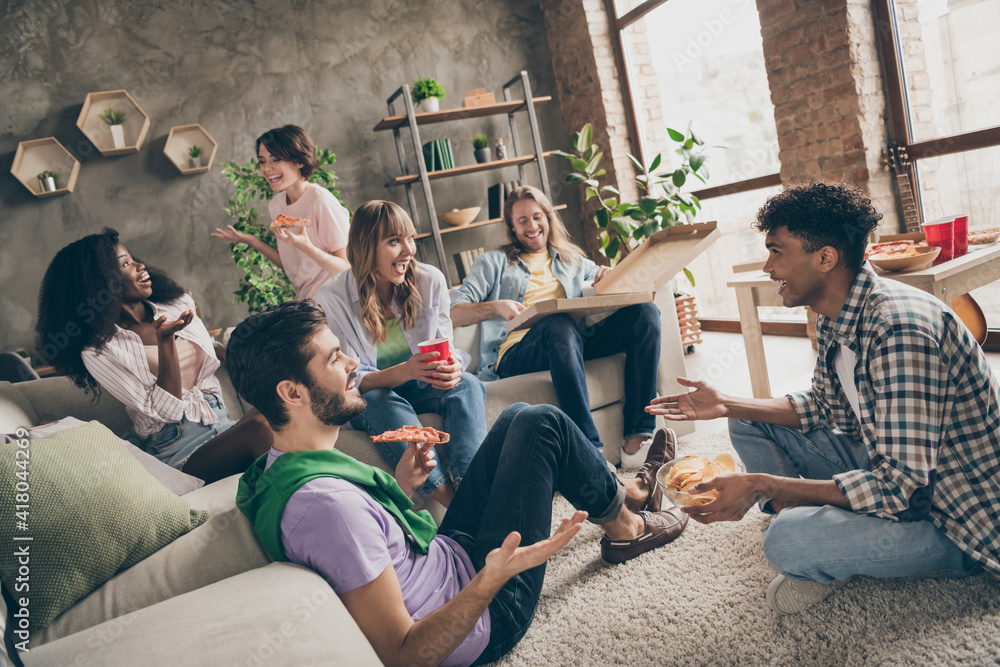 Φωτογραφία Photo portrait of friends sitting at party eating pizza drinking beer communicat