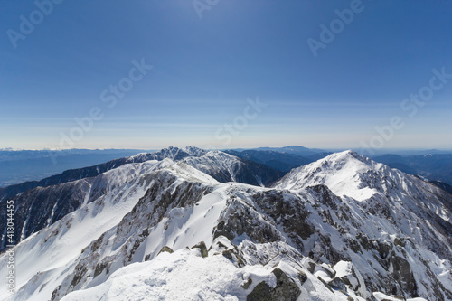 冬の宝剣岳から空木岳へ続く稜線 © Hachimitsu