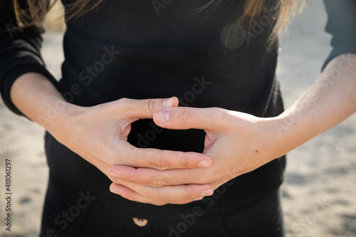 Mudra Ushas Hand Geste für Meditation und Yoga Praxis photo