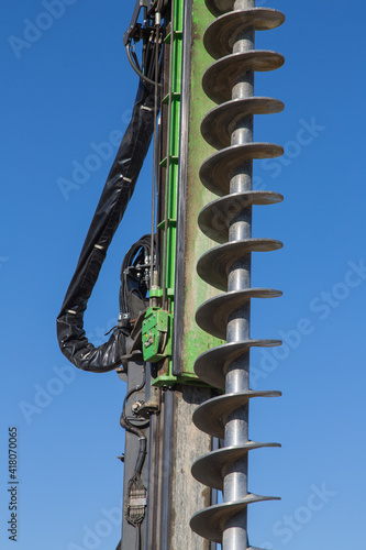 Auf der Baustelle: Detail der Schraube eines Erdbohrers zur Freilegung der Baugrube, Nahaufnahme