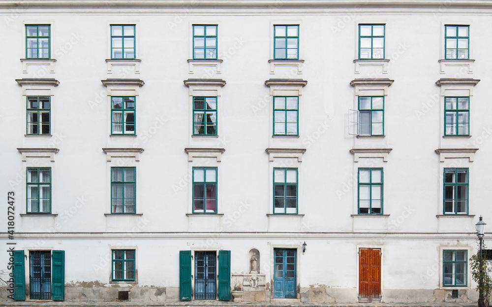 Exterior facade of a historic residential building. Außenfassade eines historischen Wohnhauses.