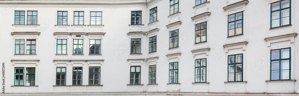 Beautiful view of a historic facade of a residential building. Schöne Ansicht auf eine historische Fassade eines Wohngebäudes.