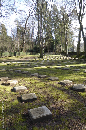 Kriegsgräber aus dem 1. Weltkrieg auf dem Kölner Südfriedhof. Genormte verwitterte Grabsteine angeordnet in Reihen und halbrunden Bögen. photo