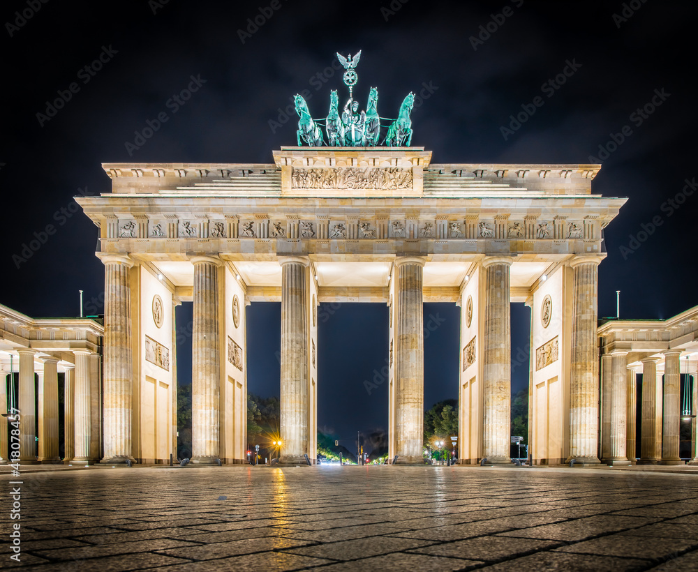 Obraz premium Brandenburg gate at twilight in summer, Berlin