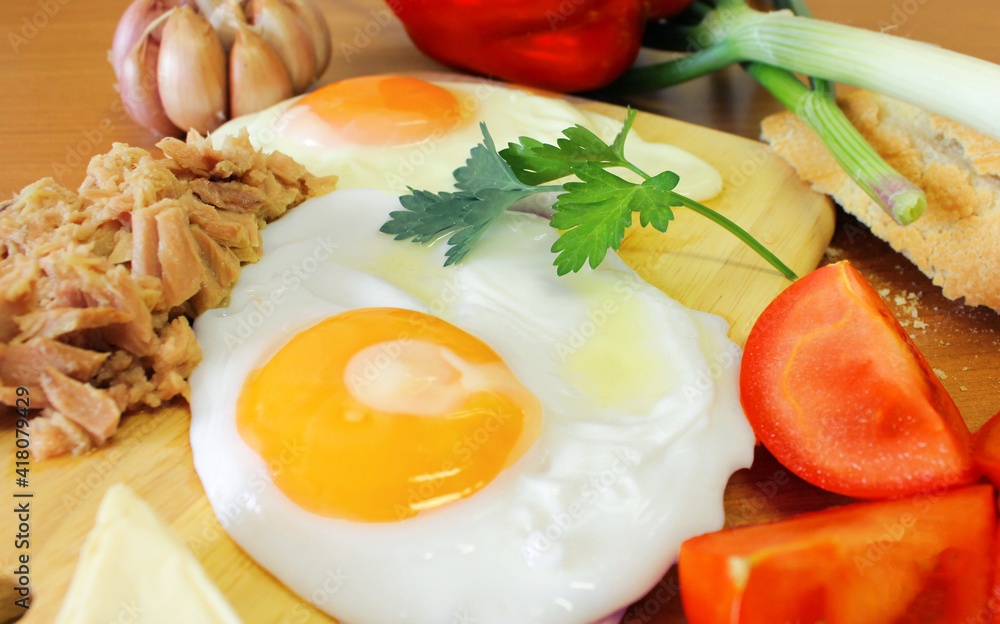 desayuno - dos huevos fritos con atun tomate perejil cebollino desayuno - dos huevos fritos con atun tomate perejil cebollino
