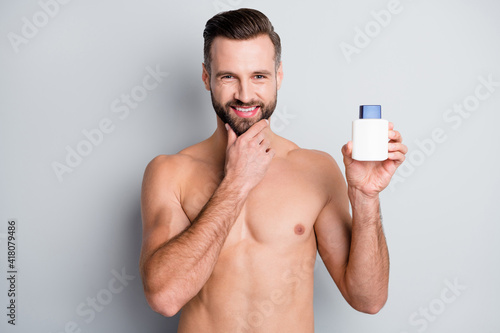 Foto Photo of young handsome man happy positive smile enjoy aftershave balm soft perf