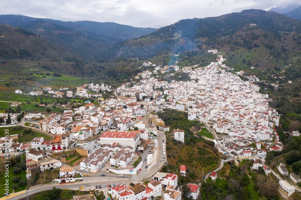 vista del municipio de Tolox en la comarca del parque nacional sierra de las Nieves, Andalucía	