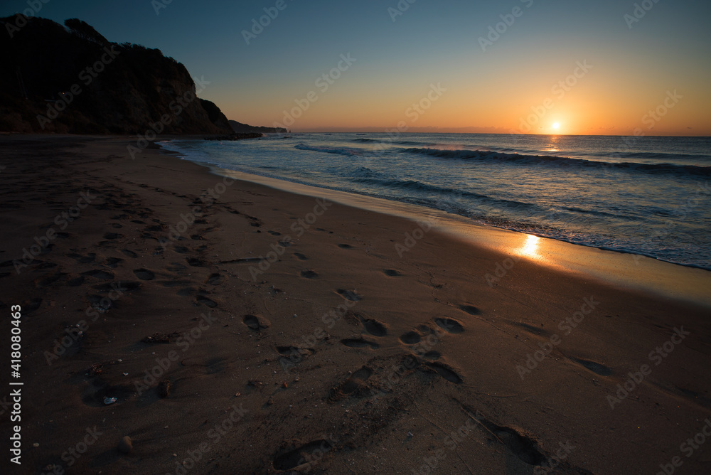 朝日が昇る浜辺からの景色①