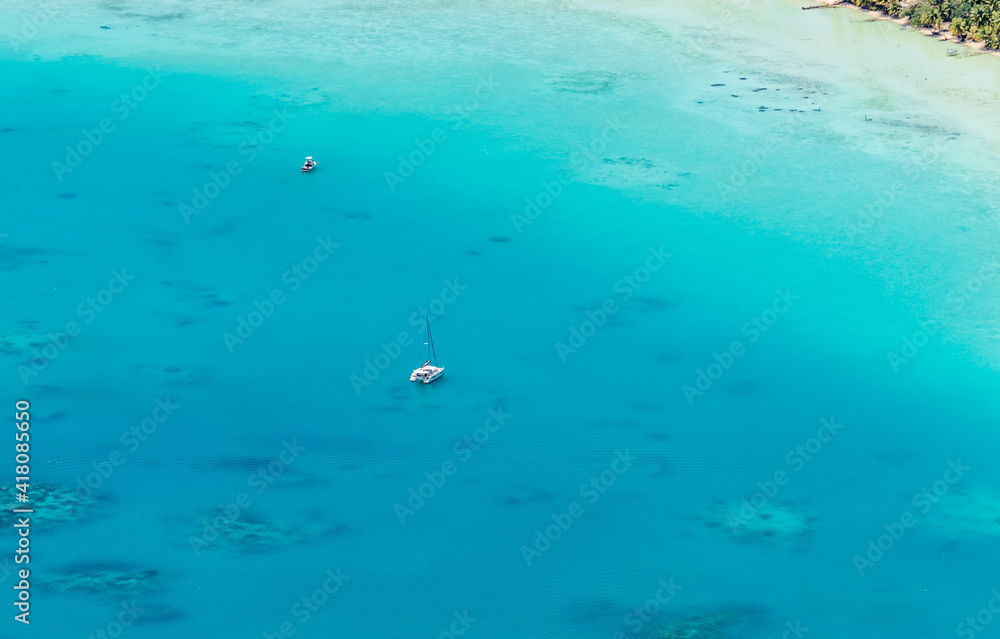 Bateau sur le lagon, vue du ciel à Maupiti, Polynésie française