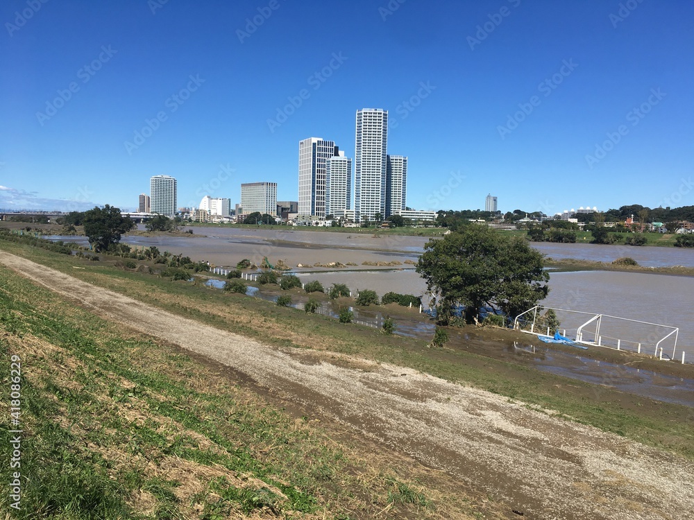 Fototapeta premium 台風19号で増水した二子玉川付近の多摩川