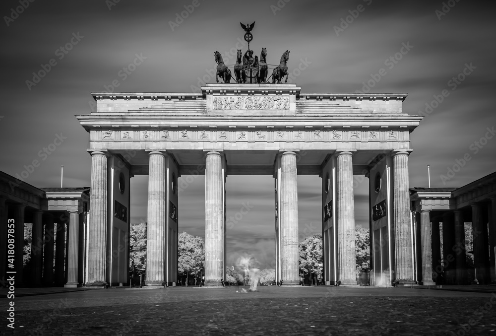 Obraz premium Brandenburg gate at long exposure, Berlin