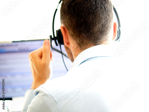 Junger männlicher Call-Center-Mitarbeiter, der seinen Job mit einem Headset macht. Porträt des Call-Center-Mitarbeiters im Büro.