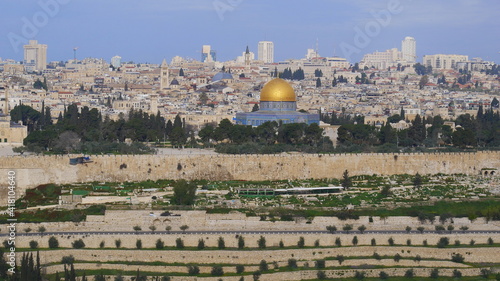 Blick vom Ölberg auf den Tempelberg, mit Al-Aqsa-Moschee, Felsendom, Stadtmauer und Friedhof