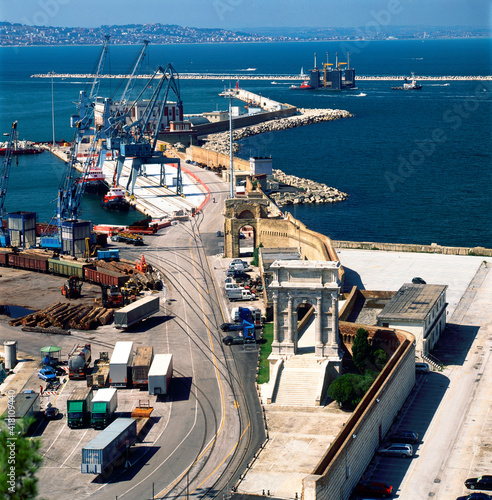 Ancona, Marche. Panorama dall'alto del porto con Arco Traiano e Arco Clementino.