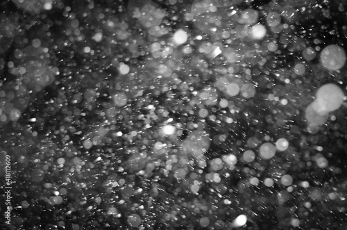 It's snowing heavily at night. © Ilya