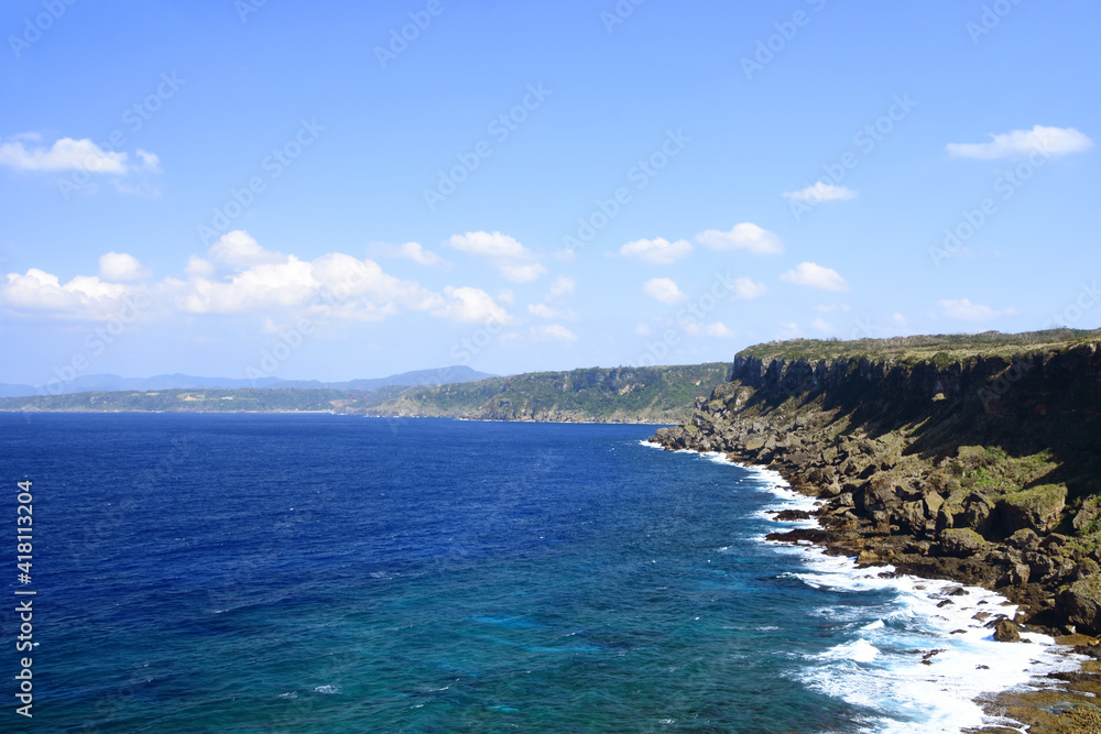 犬田布岬から望む紺碧の海と断崖絶壁の絶景
