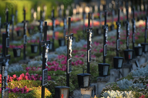 Grabkreuze in einer Reihe auf dem Friedhof Wels in der Abendsonne, Österreich, Europa - Grave crosses in a row in the cemetery Wels in the evening sun, Austria, Europe photo