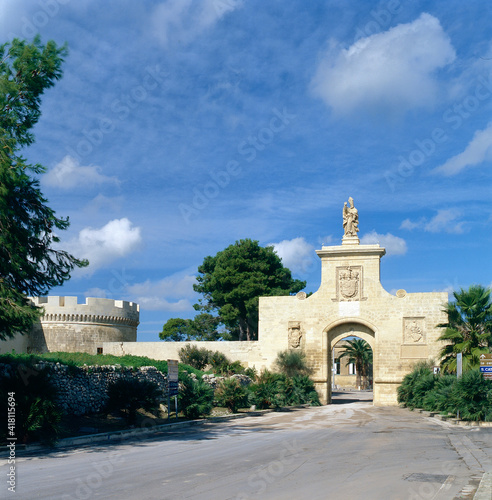 Acaya, Lecce. Porta d'accesso al borgo con torrione del Castello del barone Gian Giacomo dell' Acaya photo