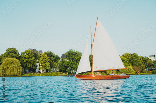 Ein einsames Boot auf der Aussenalster