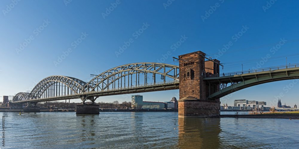 Köln – Südbrücke mit Kranhäusern und Dom im Hintergrund