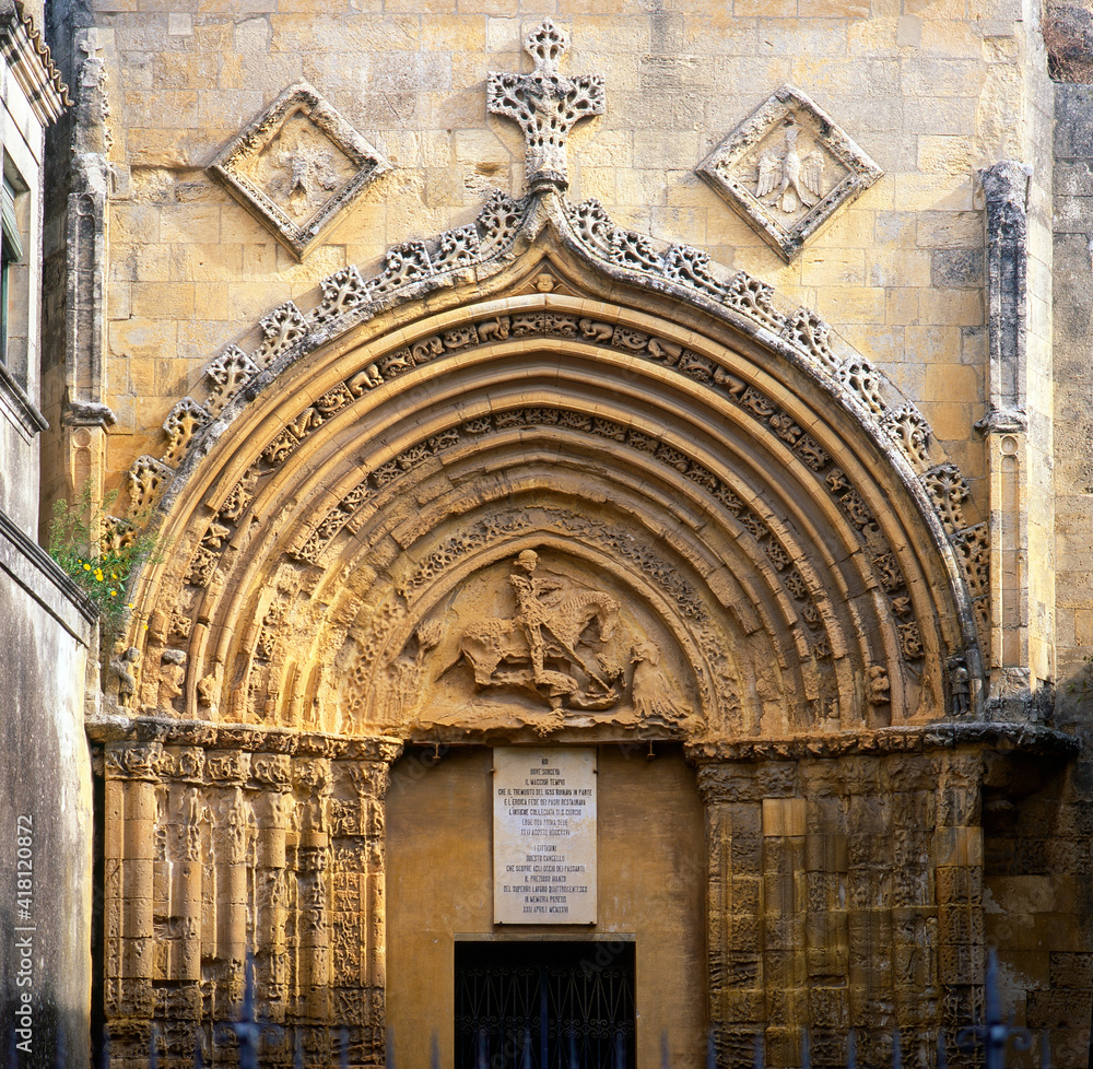 Ragusa. Portale di San Giorgio. La chiesa antica sorgeva all'estremità est dell'abitato, dove si trova ancora l'antico portale.