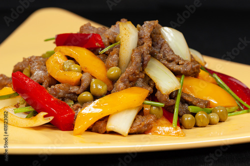 Roast beef with curry sauce and vegetables