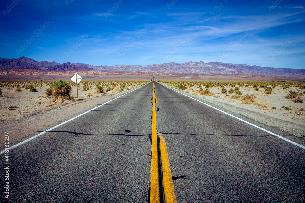 Naklejka premium road lines in death valley, california, usa