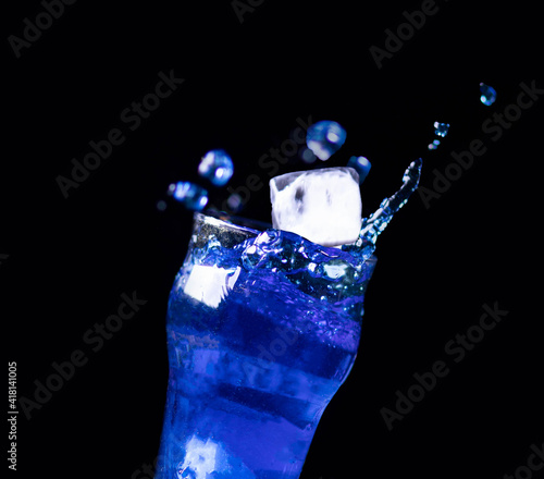 Canvas Print Splash drink cocktail,  black background