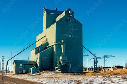 Konstfotografi Grain elevator reaches to the sky. Trochu, Alberta, Canada