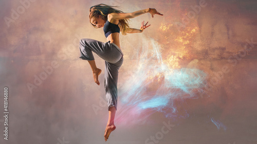 Φωτογραφία girl spring high in dance emotional movement