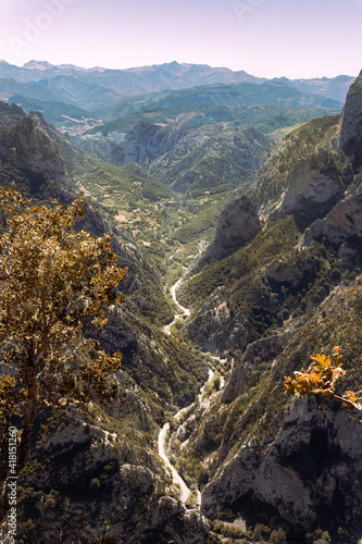 Fotografie Espectaculares vistas del desfiladero de la Hermida desde lo alto de un mirador