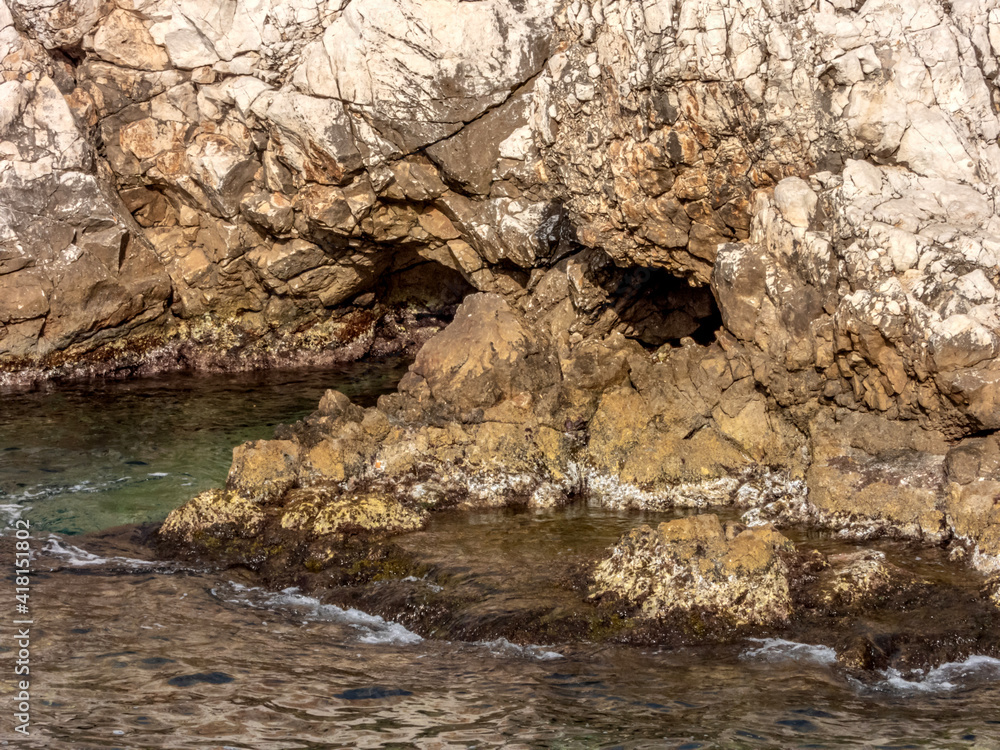 Rocher en mer ayant la forme d'un visage Rocher en mer ayant la forme d'un visage