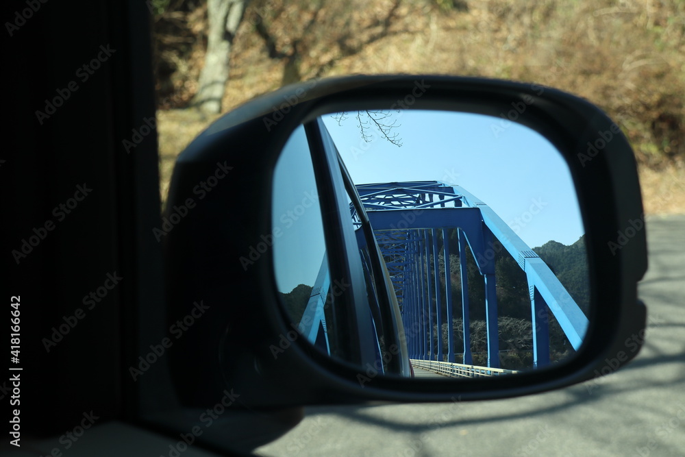 サイドミラーに映る青い橋