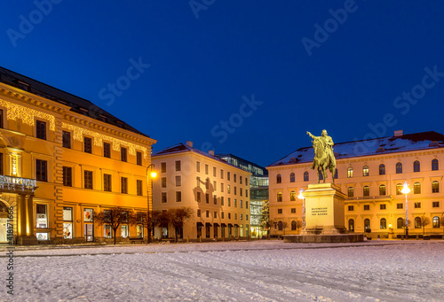 Wittelsbacher Platz in München bei Nacht, Bayern, Deutschland