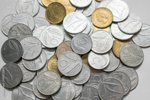 Monete di vecchie lire in tagli da 5, 10 e 20 lire photo