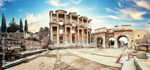 Fotografie Panorama of ruins of library of Celsus in Ephesus in afternoon