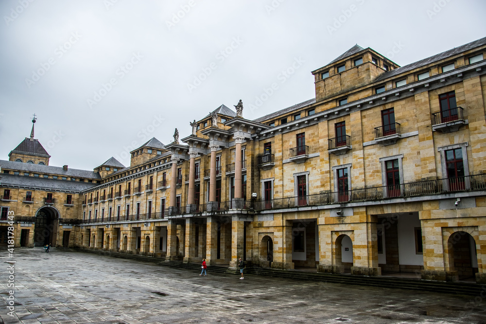 Una de las fachadas que dan al gran patio central de la antigua Universidad Labora del Gijón, España