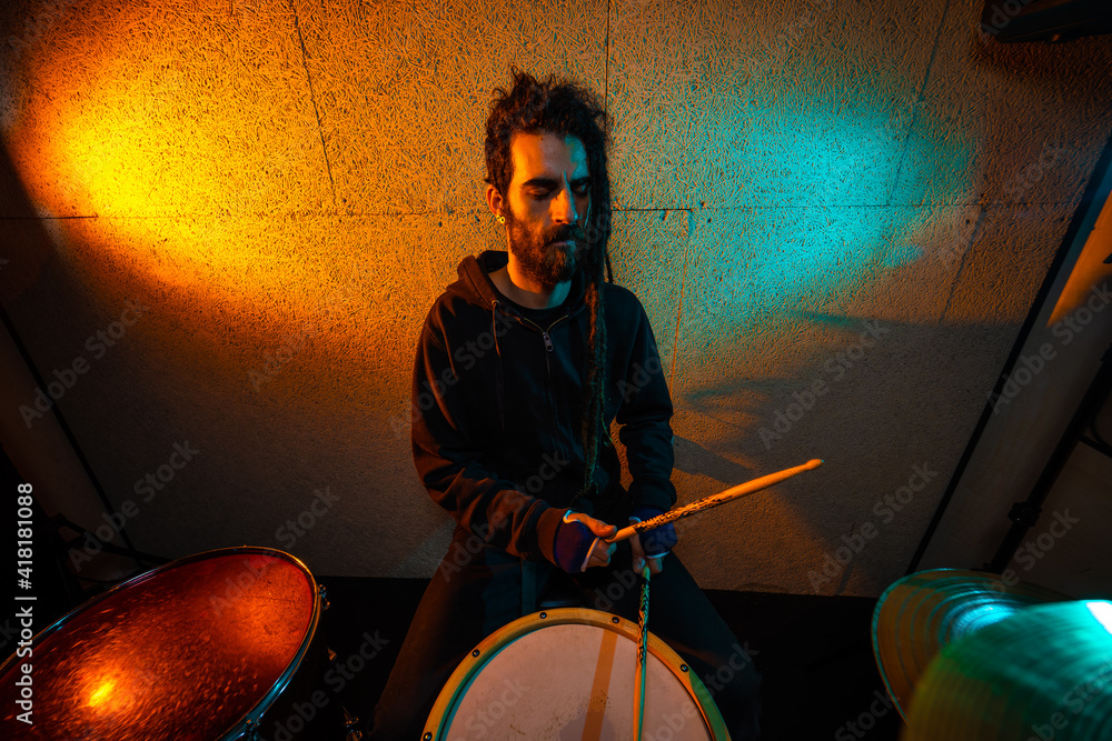 Fototapeta premium drum, drums, drummer, playing drums, dreadlocks, beard, studio, music, sound, recording, noise, loud, heavy metal, punk, musician