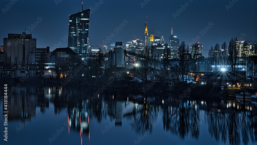 Frankfurt Skyline bei Nacht von der Kaiserleibrücke aus