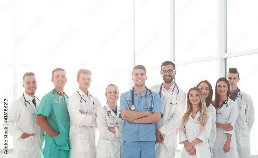 Obraz premium in full growth. group of medical professionals standing together